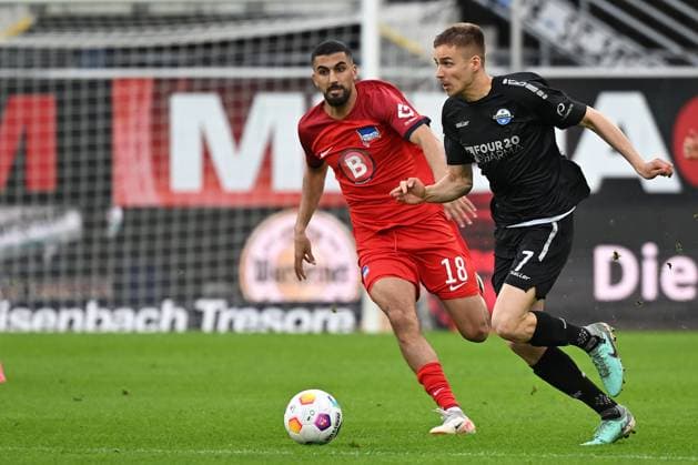 Paderborn, Home Deluxe Arena, 05 04 24, GER, Herren, 2 Bundesliga, Saison 2023 2024, SC Paderborn 07 Hertha BSC Berlin Bild v li im Zweikampf Aymen BARKOK Hertha BSC und Filip BILBIJA Paderborn Only for editorial use DFL regulations prohibit any use of photographs as image sequences and or quasi video NRW Deutschland