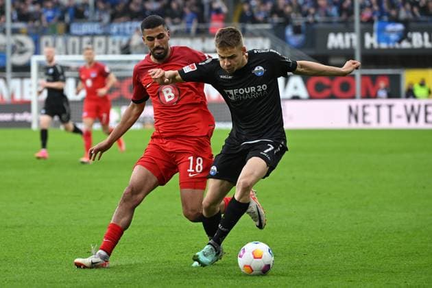 Paderborn, Home Deluxe Arena, 05 04 24, GER, Herren, 2 Bundesliga, Saison 2023 2024, SC Paderborn 07 Hertha BSC Berlin Bild v li im Zweikampf Aymen BARKOK Hertha BSC und Filip BILBIJA Paderborn Only for editorial use DFL regulations prohibit any use of photographs as image sequences and or quasi video NRW Deutschland