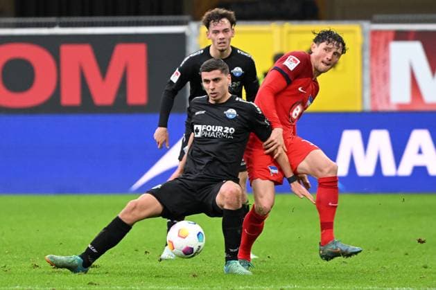 Paderborn, Home Deluxe Arena, 05 04 24, GER, Herren, 2 Bundesliga, Saison 2023 2024, SC Paderborn 07 Hertha BSC Berlin Bild v li im Zweikampf Koen KOSTONS Paderborn und Fabian REESE Hertha BSC Only for editorial use DFL regulations prohibit any use of photographs as image sequences and or quasi video NRW Deutschland