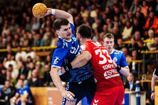 Janik Schrader VfL Luebeck Schwartau, 23 , Nebojsa Simovic HSG Nordhorn Lingen, 33 GER, VfL Luebeck Schwartau vs HSG Nordhorn Lingen, Handball, 2 Bundesliga, Matchday 27, Season 2023 2024, 05 04 2024 GER, VfL Luebeck Schwartau vs HSG Nordhorn Lingen, Handball, 2 Bundesliga, Matchday 27, Season 2023 2024, 05 04 2024 Luebeck Copyright: xEibner-Pressefoto MarcelxvonxFehrnx EP_MFN