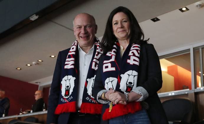 Sport Themen der Woche KW14 Sport Bilder des Tages Berlins Regierender Bürgermeister Kai Wegner mit Freundin Katharina Günther-Wünsch als Zuschauer Eishockey Penny DEL Deutsche Eishockey Liga Play Off Halbfinale 3.Spiel Saison 2023 2024 05.04.2024 EHC Eisbären Berlin EBB vs Straubing Tigers *** Berlins Governing Mayor Kai Wegner with girlfriend Katharina Günther Wünsch as spectator Sport Ice Hockey Penny DEL German Ice Hockey League Play Off Semi-Final 3 Match Season 2023 2024 05 04 2024 EHC Eisbären Berlin EBB vs Straubing Tigers