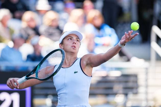 April 5, 2024, Charleston, South Carolina, USA: JAQUELINE CHRISTIAN of Romania serves the ball to (4) DARIA KASATKINA during their semi finals match at the WTA, Tennis Damen 500 Series for the Credit One Charleston Open Charleston USA - ZUMAv134 20240405_zsp_v134_001 Copyright: xMaxwellxVittoriox