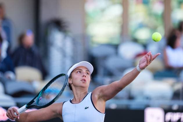 April 5, 2024, Charleston, South Carolina, USA: JAQUELINE CHRISTIAN of Romania serves the ball during her match against (4) DARIA KASATKINA during the quarter finals of the Credit One Charleston Open Charleston USA - ZUMAv134 20240405_zsp_v134_007 Copyright: xMaxwellxVittoriox