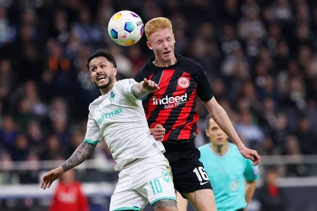 Frankfurt, 05.04.2024 xjfx 1.BL Eintracht Frankfurt - SV Werder Bremen v.l., Leonardo Bittencourt (SV Werder Bremen), Hugo Larsson (Eintracht Frankfurt), Kopfball, Kopfballduell (DFL DFB REGULATIONS PROHIBIT ANY USE OF PHOTOGRAPHS as IMAGE SEQUENCES and or QUASI-VIDEO) *** Frankfurt, 05 04 2024 xjfx 1 BL Eintracht Frankfurt SV Werder Bremen v l , Leonardo Bittencourt SV Werder Bremen , Hugo Larsson Eintracht Frankfurt , header, header duel DFL DFB REGULATIONS PROHIBIT ANY USE OF PHOTOGRAPHS as IMAGE SEQUENCES and or QUASI VIDEO Copyright: JoaquimxFerreira