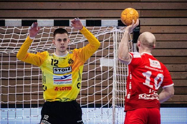 7 meter throw goal Maximilian Lux HSG Nordhorn Lingen, 10 , Paul Dreyer VfL Luebeck Schwartau, 12 GER, VfL Luebeck Schwartau vs HSG Nordhorn Lingen, Handball, 2 Bundesliga, Matchday 27, Season 2023 2024, 05 04 2024 GER, VfL Luebeck Schwartau vs HSG Nordhorn Lingen, Handball, 2 Bundesliga, Matchday 27, Season 2023 2024, 05 04 2024 Luebeck Copyright: xEibner-Pressefoto MarcelxvonxFehrnx EP_MFN