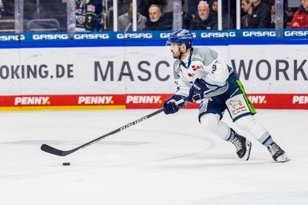 Josh Samanski (Straubing Tigers 08) GER, Eisbaeren Berlin vs. Straubing Tigers, Eishockey, Deutsche Eishockey Liga, Playoffs Halbfinale Spiel 3, Spielzeit 2023 2024, 05.04.2024 GER, Eisbaeren Berlin vs. Straubing Tigers, Eishockey, Deutsche Eishockey Liga, Playoffs Halbfinale Spiel 3, Spielzeit 2023 2024, 05.04.2024 Berlin *** Josh Samanski Straubing Tigers 08 GER, Eisbaeren Berlin vs Straubing Tigers, Ice Hockey, German Ice Hockey League, Playoffs Semifinal Game 3, Season 2023 2024, 05 04 2024 GER, Eisbaeren Berlin vs Straubing Tigers, Ice Hockey, German Ice Hockey League, Playoffs Semifinal Game 3, Season 2023 2024, 05 04 2024 Berlin Copyright: xEibner-Pressefoto JadrankoxMarjax EP_JMC
