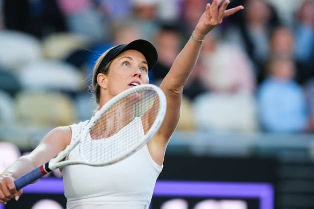 April 5, 2024, Charleston, South Carolina, USA: DANIELLE COLLINS of the USA serves the ball to (11) ELISE MERTENS of Belgium during their quarter finals match at the WTA, Tennis Damen 500 Series Credit One Charleston Open Charleston USA - ZUMAv134 20240405_zsp_v134_056 Copyright: xMaxwellxVittoriox