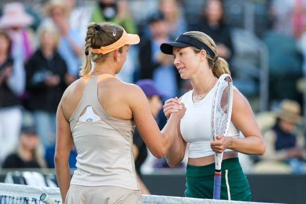 April 5, 2024, Charleston, South Carolina, USA: (11) ELISE MERTENS of Belgium and DANIELLE COLLINS of the USA shake hands at center court after their quarter finals match at the WTA, Tennis Damen 500 Series Credit One Charleston Open with Collins winning the match Charleston USA - ZUMAv134 20240405_zsp_v134_066 Copyright: xMaxwellxVittoriox