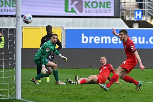 Paderborn, Home Deluxe Arena, 05 04 24, GER, Herren, 2 Bundesliga, Saison 2023 2024, SC Paderborn 07 Hertha BSC Berlin Bild Jonjoe KENNY Hertha BSC mit Eigentor VAR erkennt den Treffer nicht an an Only for editorial use DFL regulations prohibit any use of photographs as image sequences and or quasi video NRW Deutschland