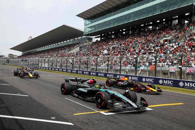 44 HAMILTON Lewis (gbr), Mercedes AMG F1 Team W15, 11 PEREZ Sergio (mex), Red Bull Racing RB20, 01 VERSTAPPEN Max (nld), Red Bull Racing RB20, action during the Formula 1 MSC Cruises Japanese Grand Prix 2024, 4th round of the 2024 Formula One World Championship, WM, Weltmeisterschaft from April 5 to 7, 2024 on the Suzuka International Racing Course, in Suzuka, Japan - F1 - JAPANESE GRAND PRIX 2024 DPPI Panoramic 240406_R04_GIAPPONE_FG_20041