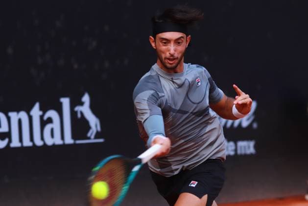 April 5, 2024, Mexico City, Mexico: THIAGO TIRANTE of Argentina returns a shot to O. Crawford of Great Britain during Mexico City Open quarter finals match at Deportivo Chapultepec. Tirante defeated Crawford 2 sets to 0. Mexico City Mexico - ZUMAe321 20240405_zsa_e321_011 Copyright: xCarlosxSantiago xEyepixxGroupx
