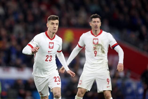 CARDIFF 26.03.2024 FINALOWY MECZ BARAZOWY ELIMINACJE DO MISTRZOSTW EUROPY 2024: WALIA - POLSKA --- UEFA EURO, EM, Europameisterschaft,Fussball 2024 QUALIFICATION FINAL PLAY-OFF MATCH: WALES - POLAND KRZYSZTOF PIATEK ROBERT LEWANDOWSKI FOT. PIOTR KUCZA FOTOPYK NEWSPIX.PL --- Newspix.pl  240326PYK0086
