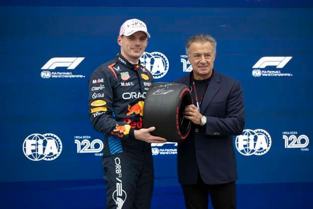 Sport Bilder des Tages April 6, 2024, Suzuka, Mie, Japan: Max Verstappen accepting his pole rewards in Parc Femme he qualified on pole on Qualifying day of the 2024 Formula 1 Japanese Grand Prix. Suzuka Japan - ZUMAb177 20240406_aap_b177_022 Copyright: xTaidghxBarronx