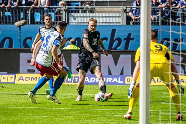 Dennis Hadzikadunic Hamburger SV, 05 , Tymoteusz Puchacz 1 FC Kaiserslautern, 15 GER, Hamburger SV vs 1 FC Kaiserslautern, Football, 2 Bundesliga, Matchday 28, Season 2023 2024, 06 04 2024 DFL REGULATES PROHIBIT ANY USE OF PHOTOGRAPHS AS IMAGE SEQUENCES AND OR QUASI VIDEO GER, Hamburger SV vs 1 FC Kaiserslautern, Football, 2 Bundesliga, Matchday 28, Season 2023 2024, 06 04 2024 Hamburg Copyright: xEibner-Pressefoto MarcelxvonxFehrnx EP_MFN