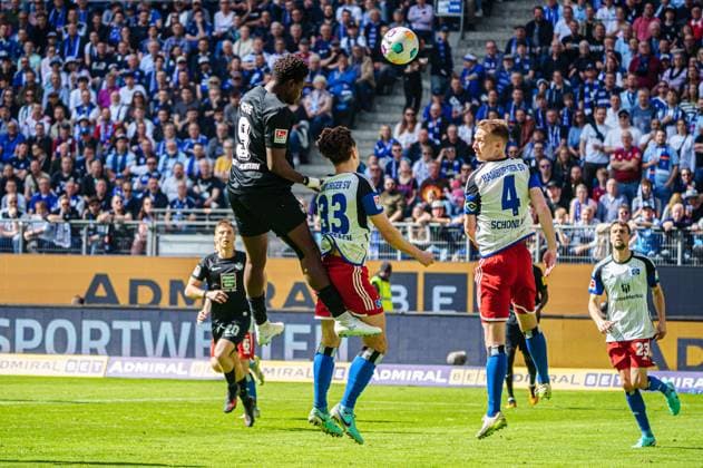 Goal shot Goal chance by header Ragnar Ache 1 FC Kaiserslautern, 09 GER, Hamburger SV vs 1 FC Kaiserslautern, Football, 2 Bundesliga, Matchday 28, Season 2023 2024, 06 04 2024 DFL REGULATIONS PROHIBIT ANY USE OF PHOTOGRAPHS AS IMAGE SEQUENCES AND OR QUASI VIDEO GER, Hamburger SV vs 1 FC Kaiserslautern, Football, 2 Bundesliga, Matchday 28, Season 2023 2024, 06 04 2024 Hamburg Copyright: xEibner-Pressefoto MarcelxvonxFehrnx EP_MFN