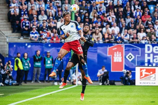 Header duel Ransford Yeboah Koenigsdoerffer Hamburger SV, 11 , Almamy Toure 1 FC Kaiserslautern, 06 GER, Hamburger SV vs 1 FC Kaiserslautern, Football, 2 Bundesliga, Matchday 28, Season 2023 2024, 06 04 2024 DFL REGULATES PROHIBIT ANY USE OF PHOTOGRAPHS AS IMAGE SEQUENCES AND OR QUASI VIDEO GER, Hamburger SV vs 1 FC Kaiserslautern, Football, 2 Bundesliga, Matchday 28, Season 2023 2024, 06 04 2024 Hamburg Copyright: xEibner-Pressefoto MarcelxvonxFehrnx EP_MFN