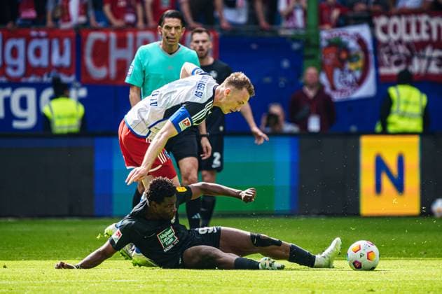 Ragnar Ache 1 FC Kaiserslautern, 09 , Sebastian Schonlau Hamburger SV, 04 GER, Hamburger SV vs 1 FC Kaiserslautern, Football, 2 Bundesliga, Matchday 28, Season 2023 2024, 06 04 2024 DFL REGULATIONS PROHIBIT ANY USE OF PHOTOGRAPHS AS IMAGE SEQUENCES AND OR QUASI VIDEO GER, Hamburger SV vs 1 FC Kaiserslautern, Football, 2 Bundesliga, Matchday 28, Season 2023 2024, 06 04 2024 Hamburg Copyright: xEibner-Pressefoto MarcelxvonxFehrnx EP_MFN