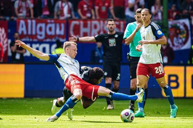 Ragnar Ache 1 FC Kaiserslautern, 09 , Sebastian Schonlau Hamburger SV, 04 GER, Hamburger SV vs 1 FC Kaiserslautern, Football, 2 Bundesliga, Matchday 28, Season 2023 2024, 06 04 2024 DFL REGULATIONS PROHIBIT ANY USE OF PHOTOGRAPHS AS IMAGE SEQUENCES AND OR QUASI VIDEO GER, Hamburger SV vs 1 FC Kaiserslautern, Football, 2 Bundesliga, Matchday 28, Season 2023 2024, 06 04 2024 Hamburg Copyright: xEibner-Pressefoto MarcelxvonxFehrnx EP_MFN