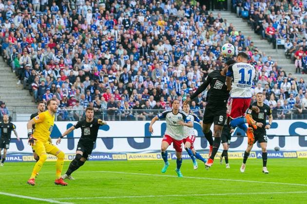 Soccer I Men I Season 2023 2024 I 2 Bundesliga I Matchday 28 I Hamburger SV 1 FC Kaiserslautern I 06 04 2024 Ransford Yeboah Königsdörffer 11, Hamburger SV goes for the header against Almamy Toure 6, 1 FC Kaiserslautern Robin Bormuth 32, 1 FC Kaiserslautern in goal Hamburg Volksparkstadion Hamburg Germany Copyright: xLobecax xHenningxRohlfsx