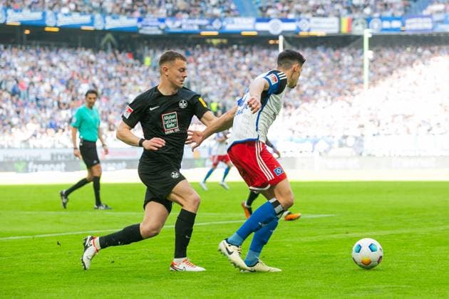 Soccer I Men I Season 2023 2024 I 2 Bundesliga I 28 Matchday I Hamburger SV 1 FC Kaiserslautern I 06 04 2024 Filip Kaloc 26, 1 FC Kaiserslautern vs Dennis Hadzikadunic 5, Hamburger SV in duel Hamburg Volksparkstadion Hamburg Germany Copyright: xLobecax xHenningxRohlfsx