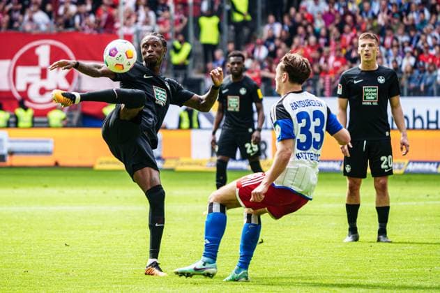 Aaron Opoku 1 FC Kaiserslautern, 17 , Noah Katterbach Hamburger SV, 33 GER, Hamburger SV vs 1 FC Kaiserslautern, Football, 2 Bundesliga, Matchday 28, Season 2023 2024, 06 04 2024 DFL REGULATIONS PROHIBIT ANY USE OF PHOTOGRAPHS AS IMAGE SEQUENCES AND OR QUASI VIDEO GER, Hamburger SV vs 1 FC Kaiserslautern, Football, 2 Bundesliga, Matchday 28, Season 2023 2024, 06 04 2024 Hamburg Copyright: xEibner-Pressefoto MarcelxvonxFehrnx EP_MFN