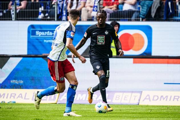 Dennis Hadzikadunic Hamburger SV, 05 , Aaron Opoku 1 FC Kaiserslautern, 17 GER, Hamburger SV vs 1 FC Kaiserslautern, Football, 2 Bundesliga, Matchday 28, Season 2023 2024, 06 04 2024 DFL REGULATIONS PROHIBIT ANY USE OF PHOTOGRAPHS AS IMAGE SEQUENCES AND OR QUASI VIDEO GER, Hamburger SV vs 1 FC Kaiserslautern, Football, 2 Bundesliga, Matchday 28, Season 2023 2024, 06 04 2024 Hamburg Copyright: xEibner-Pressefoto MarcelxvonxFehrnx EP_MFN