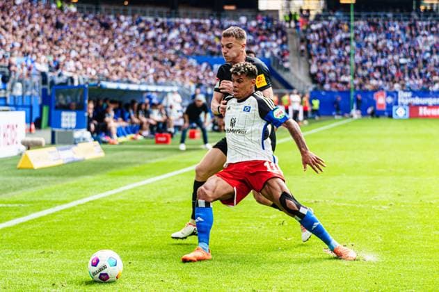Filip Kaloc 1 FC Kaiserslautern, 26 , Ransford Yeboah Koenigsdoerffer Hamburger SV, 11 GER, Hamburger SV vs 1 FC Kaiserslautern, Soccer, 2 Bundesliga, Matchday 28, Season 2023 2024, 06 04 2024 DFL REGULATES PROHIBIT ANY USE OF PHOTOGRAPHS AS IMAGE SEQUENCES AND OR QUASI VIDEO GER, Hamburger SV vs 1 FC Kaiserslautern, Football, 2 Bundesliga, Matchday 28, Season 2023 2024, 06 04 2024 Hamburg Copyright: xEibner-Pressefoto MarcelxvonxFehrnx EP_MFN