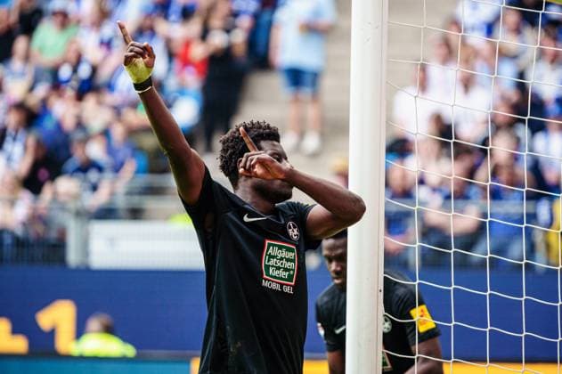 Goal celebration Ragnar Ache 1 FC Kaiserslautern, 09 after goal to 1 1 GER, Hamburger SV vs 1 FC Kaiserslautern, Football, 2 Bundesliga, Matchday 28, Season 2023 2024, 06 04 2024 DFL REGULATIONS PROHIBIT ANY USE OF PHOTOGRAPHS AS IMAGE SEQUENCES AND OR QUASI VIDEO GER, Hamburger SV vs 1 FC Kaiserslautern, Football, 2 Bundesliga, Matchday 28, Season 2023 2024, 06 04 2024 Hamburg Copyright: xEibner-Pressefoto MarcelxvonxFehrnx EP_MFN