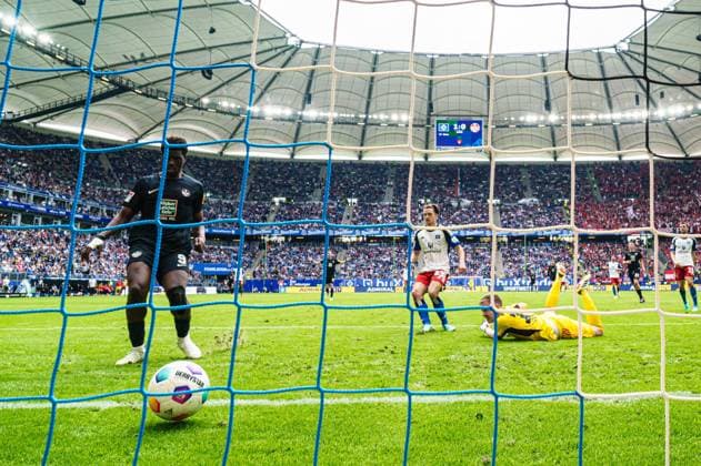 Goal to 1 1 Ragnar Ache 1 FC Kaiserslautern, 09 , Remote Hintertor GER, Hamburger SV vs 1 FC Kaiserslautern, Football, 2 Bundesliga, Matchday 28, Season 2023 2024, 06 04 2024 DFL REGULATIONS PROHIBIT ANY USE OF PHOTOGRAPHS AS IMAGE SEQUENCES AND OR QUASI VIDEO GER, Hamburger SV vs 1 FC Kaiserslautern, Football, 2 Bundesliga, Matchday 28, Season 2023 2024, 06 04 2024 Hamburg Copyright: xEibner-Pressefoto MarcelxvonxFehrnx EP_MFN