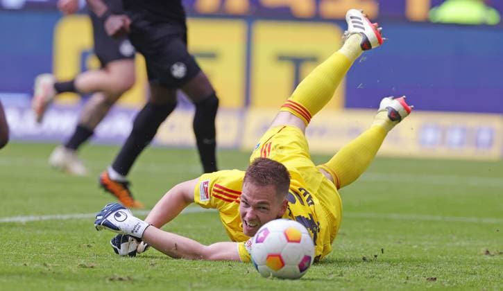 2 Liga Season 2023 2024 28 Matchday 06 04 2024 Hamburger SV 1 FC Kaiserslautern in Volksparkstadion 1 1 Matheo Raab Hamburger SV is overpowered DFL REGULATIONS PROHIBIT ANY USE OF PHOTOGRAPHS AS IMAGE SEQUENCES AND OR QUASI VIDEO