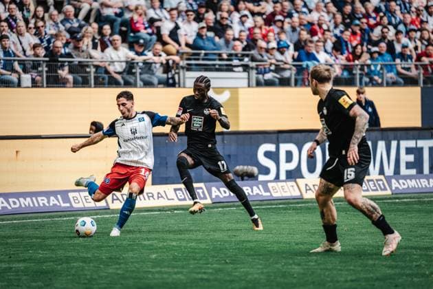Soccer Men Season 2023 2024 2 Soccer Bundesliga 28 Matchday Hamburger SV vs 1 FC Kaiserslautern 06 04 2024 Ludovit Reis 14, HSV with a hereingabe Hamburg Volksparkstadion Hamburg Germany