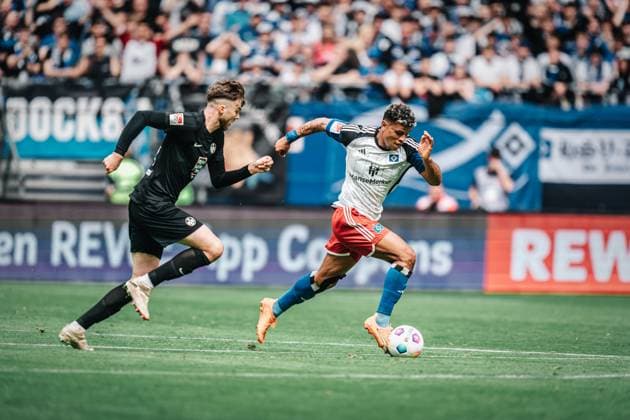 Soccer Men Season 2023 2024 2 Soccer Bundesliga 28 Matchday Hamburger SV vs 1 FC Kaiserslautern 06 04 2024 Julian Niehues 16, 1 FC Kaiserslautern tries to separate Ransford Königsdörffer 11, HSV from the ball Hamburg Volksparkstadion Hamburg Germany