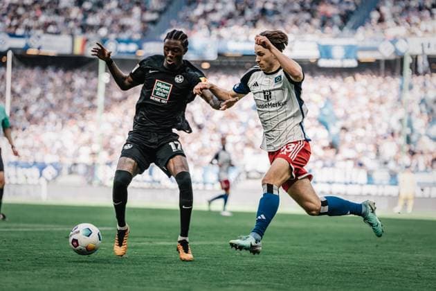 Soccer Men Season 2023 2024 2 Soccer Bundesliga 28 Matchday Hamburger SV vs 1 FC Kaiserslautern 06 04 2024 Aaron Opoku 17, 1 FC Kaiserslautern vs Noah Katterbach 33, HSV Hamburg Volksparkstadion Hamburg Germany
