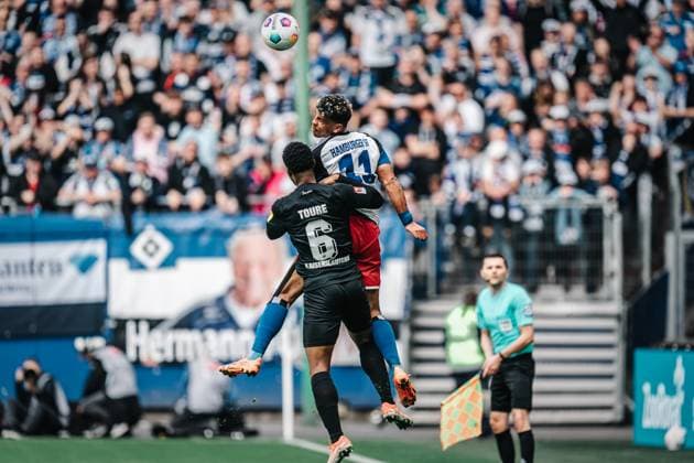 Soccer Men Season 2023 2024 2 Soccer Bundesliga 28 Matchday Hamburger SV vs 1 FC Kaiserslautern 06 04 2024 Ransford Königsdörffer 11, HSV in header duel against Almamy Toure 6, 1 FC Kaiserslautern Hamburg Volksparkstadion Hamburg Germany