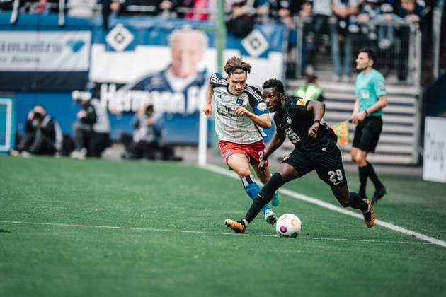 Soccer Men Season 2023 2024 2 Soccer Bundesliga 28 Matchday Hamburger SV vs 1 FC Kaiserslautern 06 04 2024 v l Noah Katterbach 33, HSV and Richmond Tachie 29, 1 FC Kaiserslautern Hamburg Volksparkstadion Hamburg Germany