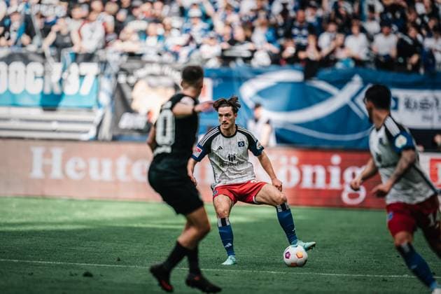 Soccer Men Season 2023 2024 2 Soccer Bundesliga 28 Matchday Hamburger SV vs 1 FC Kaiserslautern 06 04 2024 Noah Katterbach 33, HSV on the ball Hamburg Volksparkstadion Hamburg Germany