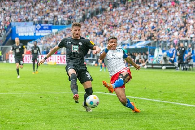 Soccer I Men I Season 2023 2024 I 2 Bundesliga I Matchday 28 I Hamburger SV 1 FC Kaiserslautern I 06 04 2024 Jan Elvedi 33, 1 FC Kaiserslautern blocks the ball from Ransford Yeboah Königsdörffer 11, Hamburger SV Hamburg Volksparkstadion Hamburg Germany Copyright: xLobecax xHenningxRohlfsx
