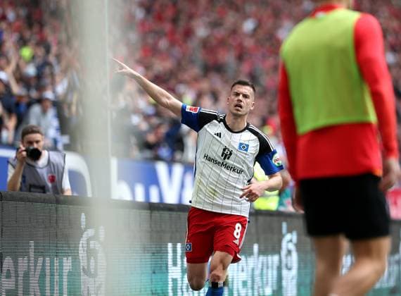 06 04 2024, Soccer 2 Bundesliga 2023 2024, 28 Matchday, Hamburger SV 1 FC Kaiserslautern, at Volksparkstadion Hamburg Cheering goalscorer Laszlo Benes Hamburg to score 1 0 DFL and DFB regulations prohibit any use of photographs as image sequences and or quasi video