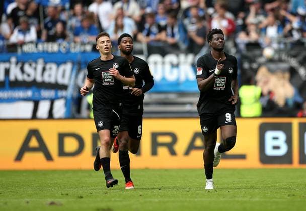 06 04 2024, Soccer 2 Bundesliga 2023 2024, Matchday 28, Hamburger SV 1 FC Kaiserslautern, at Volksparkstadion Hamburg Cheers L R Tobias Raschl Kaiserslautern , Almamy Toure Kaiserslautern and scorer Ragnar Ache Kaiserslautern for the goal to 1 1 DFL and DFB regulations prohibit any use of photographs as image sequences and or quasi video