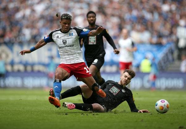 Sport Themen der Woche KW14 Sport Bilder des Tages 06.04.2024, Fussball 2. Bundesliga 2023 2024, 28. Spieltag, Hamburger SV - 1. FC Kaiserslautern, im Volksparkstadion Hamburg. (L-R) Ransford-Yeboah Königsdörffer (Hamburg) gegen Julian Niehues (Kaiserslautern) ***DFL and DFB regulations prohibit any use of photographs as image sequences and or quasi-video.*** *** 06 04 2024, Soccer 2 Bundesliga 2023 2024, Matchday 28, Hamburger SV 1 FC Kaiserslautern, at Volksparkstadion Hamburg L R Ransford Yeboah Königsdörffer Hamburg vs Julian Niehues Kaiserslautern DFL and DFB regulations prohibit any use of photographs as image sequences and or quasi video