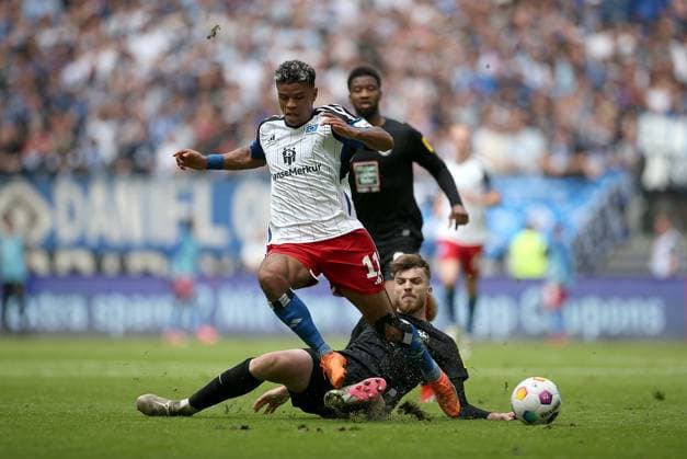 06 04 2024, Soccer 2 Bundesliga 2023 2024, Matchday 28, Hamburger SV 1 FC Kaiserslautern, at Volksparkstadion Hamburg L R Ransford Yeboah Königsdörffer Hamburg vs Julian Niehues Kaiserslautern DFL and DFB regulations prohibit any use of photographs as image sequences and or quasi video
