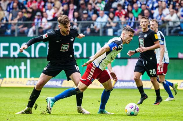 Julian Niehues 1 FC Kaiserslautern, 16 , Laszlo Benes Hamburger SV, 08 GER, Hamburger SV vs 1 FC Kaiserslautern, Football, 2 Bundesliga, Matchday 28, Season 2023 2024, 06 04 2024 DFL REGULATIONS PROHIBIT ANY USE OF PHOTOGRAPHS AS IMAGE SEQUENCES AND OR QUASI VIDEO GER, Hamburger SV vs 1 FC Kaiserslautern, Football, 2 Bundesliga, Matchday 28, Season 2023 2024, 06 04 2024 Hamburg Copyright: xEibner-Pressefoto MarcelxvonxFehrnx EP_MFN