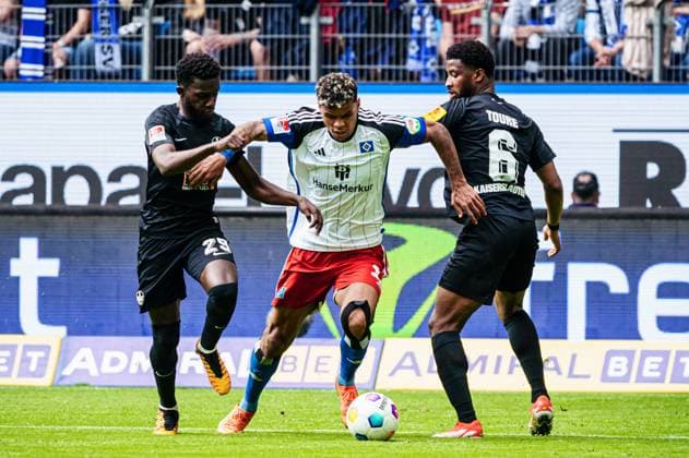 Richmond Tachie 1 FC Kaiserslautern, 29 , Ransford Yeboah Koenigsdoerffer Hamburger SV, 11 , Almamy Toure 1 FC Kaiserslautern, 06 GER, Hamburger SV vs 1 FC Kaiserslautern, Football, 2 Bundesliga, Matchday 28, Season 2023 2024, 06 04 2024 DFL REGULATES PROHIBIT ANY USE OF PHOTOGRAPHS AS IMAGE SEQUENCES AND OR QUASI VIDEO GER, Hamburger SV vs 1 FC Kaiserslautern, Football, 2 Bundesliga, Matchday 28, Season 2023 2024, 06 04 2024 Hamburg Copyright: xEibner-Pressefoto MarcelxvonxFehrnx EP_MFN
