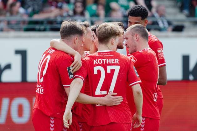 Münster, Germany 06 April 2024 3 Liga 2023 2024 Preußen Münster vs SV Jahn Regensburg In the picture Christian Viet Regensburg cheers with his teammates after his goal to 0 2, DFB regulations prohibit any use of photographs as image sequences and or quasi video Preußenstadion Nordrhein Westfalen Copyright: xFotostandx xNiewelerx