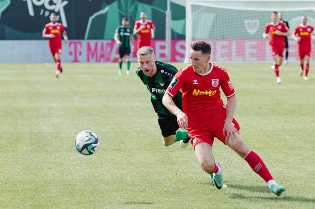 Münster, Germany 06 April 2024 3 Liga 2023 2024 Preußen Münster vs SV Jahn Regensburg In the picture from left in duel Marc Lorenz Preussen Muenster and Konrad Faber Regensburg DFB regulations prohibit any use of photographs as image sequences and or quasi video Preußenstadion Nordrhein Westfalen Copyright: xFotostandx xNiewelerx