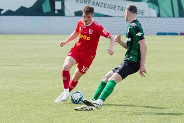 Münster, Germany 06 April 2024 3 Liga 2023 2024 Preußen Münster vs SV Jahn Regensburg In the picture from left Christian Viet Regensburg and Luca Bazzoli Preussen Muenster DFB regulations prohibit any use of photographs as image sequences and or quasi video Preußenstadion Nordrhein Westfalen Copyright: xFotostandx xNiewelerx