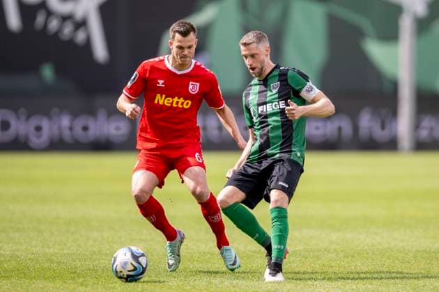 Soccer 3 Liga, Matchday 32 Preußen Münster Jahn Regensburg on 06 04 24 at Preußenstadion am Berg Fidel in Münster Regensburgs Benedikt Saller l and Münsters Marc Lorenz fight for the ball IMPORTANT NOTE According to the regulations of the DFL German Football League and the DFB German Football Association, it is prohibited to use or have used photographs taken in the stadium and or of the match in the form of sequential images and or video-like photo series Copyright: xDavidxInderliedx
