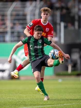 Soccer 3 Liga, Matchday 32 Preußen Münster Jahn Regensburg on 06 04 24 at the Preußenstadion am Berg Fidel in Münster Münsters Dominik Schad l and Regensburgs Dominik Kother fight for the ball IMPORTANT NOTE According to the regulations of the DFL German Football League and the DFB German Football Association, it is prohibited to use or have used photographs taken in the stadium and or of the match in the form of sequential images and or video-like photo series Copyright: xDavidxInderliedx