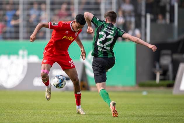 Soccer 3 Liga, Matchday 32 Preußen Münster Jahn Regensburg on 06 04 24 at Preußenstadion am Berg Fidel in Münster Regensburgs Noah Ganaus l and Münsters Dominik Schad fight for the ball IMPORTANT NOTE According to the regulations of the DFL German Football League and the DFB German Football Association, it is prohibited to use or have used photographs taken in the stadium and or of the match in the form of sequential images and or video-like photo series Copyright: xDavidxInderliedx
