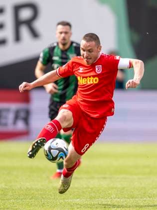 Soccer 3 Liga, 32 Matchday Preußen Münster Jahn Regensburg on 06 04 24 at Preußenstadion am Berg Fidel in Münster Regensburgs Andreas Geipl runs with the ball at his foot IMPORTANT NOTE According to the regulations of the DFL German Football League or the DFB German Football Association, it is prohibited to use or have used photographs taken in the stadium and or of the match in the form of sequential images and or video-like photo series Copyright: xDavidxInderliedx